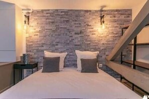 Silitysrauta/-lauta, Wi-Fi, vuodevaatteet