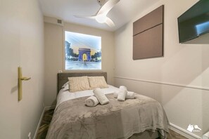 2 bedrooms, iron/ironing board, WiFi