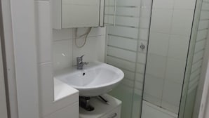 Bathroom - Lovely Room 15 min to Center via U3 Enkplatz Metro (Vienna)