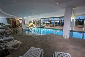 Indoor pool - Relax in Style w/ Spectacular Views from Nahuel Huapi Retreat Room - w/ Pool (San Carlos de Bariloche)