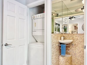 Suihku, hiustenkuivaaja, pyyhkeet