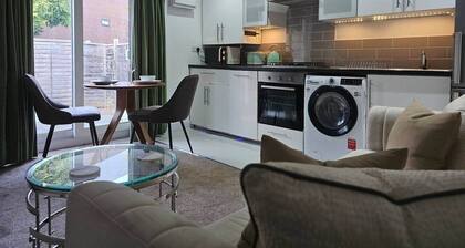 Stay Zen Apartments - Garden & Free Parking Woking