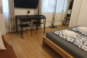 1 bedroom, iron/ironing board, WiFi, bed sheets - Enkplatz U3 15min to Center - Room in Shared Apt. (Vienna)