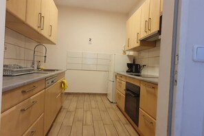 Fridge, microwave, oven, stovetop - Enkplatz U3 15min to Center - Room in Shared Apt. (Vienna)