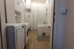 Shower, hair dryer, towels, soap - Enkplatz U3 15min to Center - Room in Shared Apt. (Vienna)