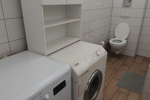 Dusche, Haartrockner, Handtücher, Seife