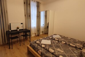 1 bedroom, iron/ironing board, WiFi, bed sheets - Enkplatz U3 15min to Center - Room in Shared Apt. (Vienna)