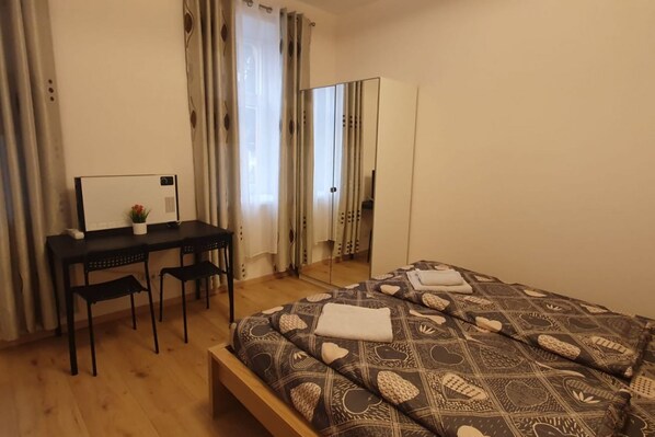 1 habitación, tabla de planchar con plancha, wifi y ropa de cama 