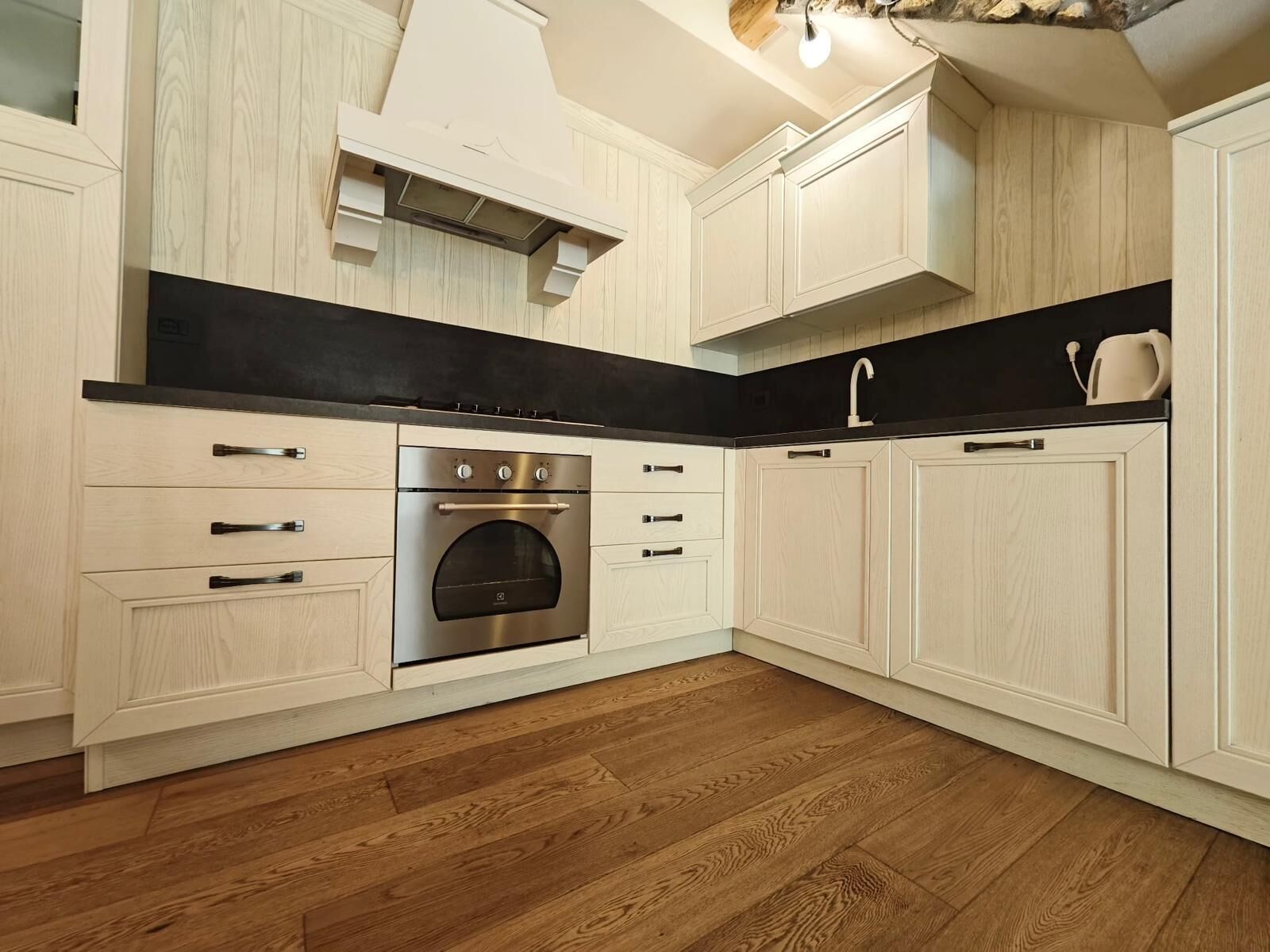 Frigorífico, horno, placa de cocina y lavavajillas