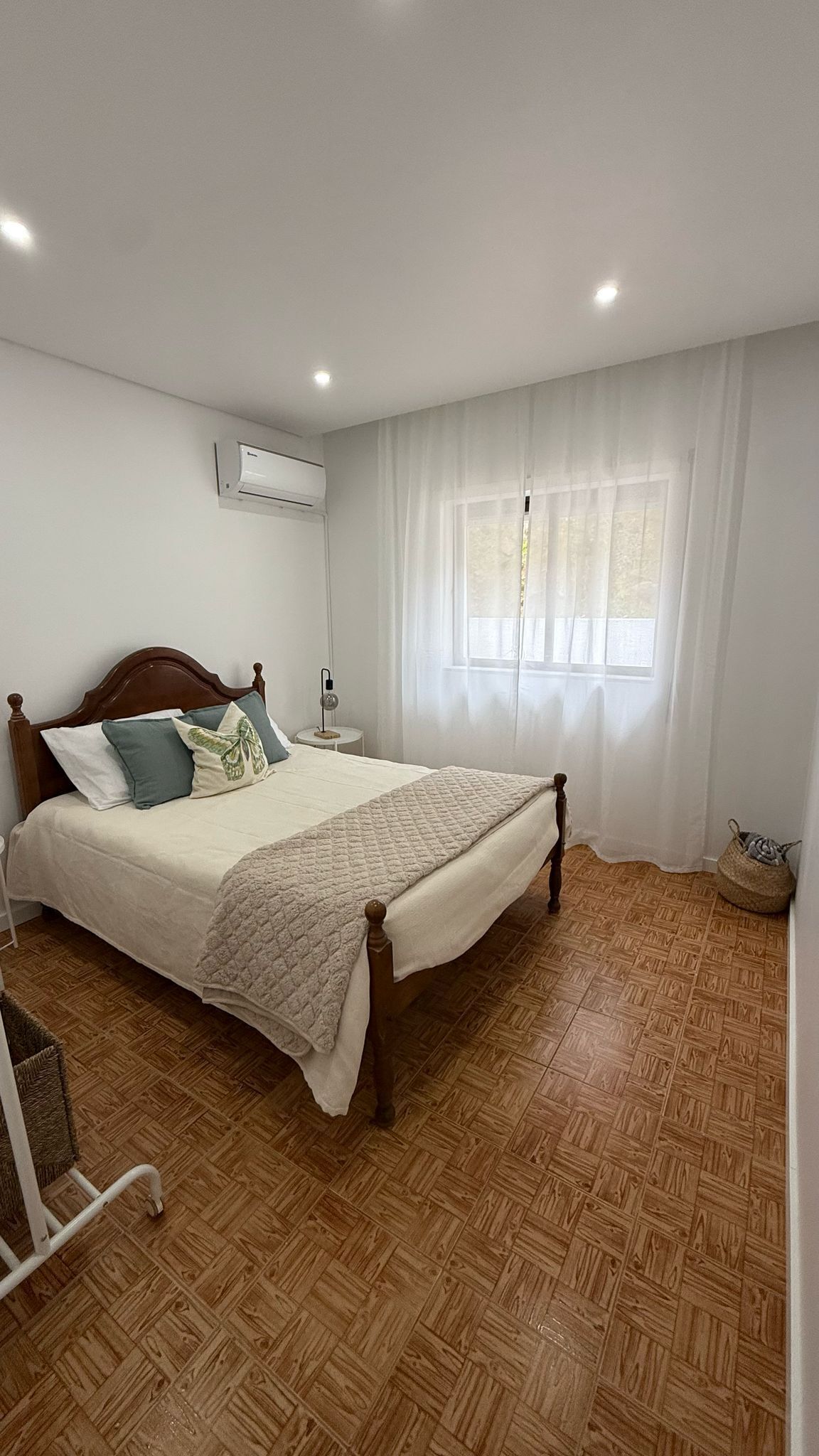 3 bedrooms, iron/ironing board, internet, bed sheets