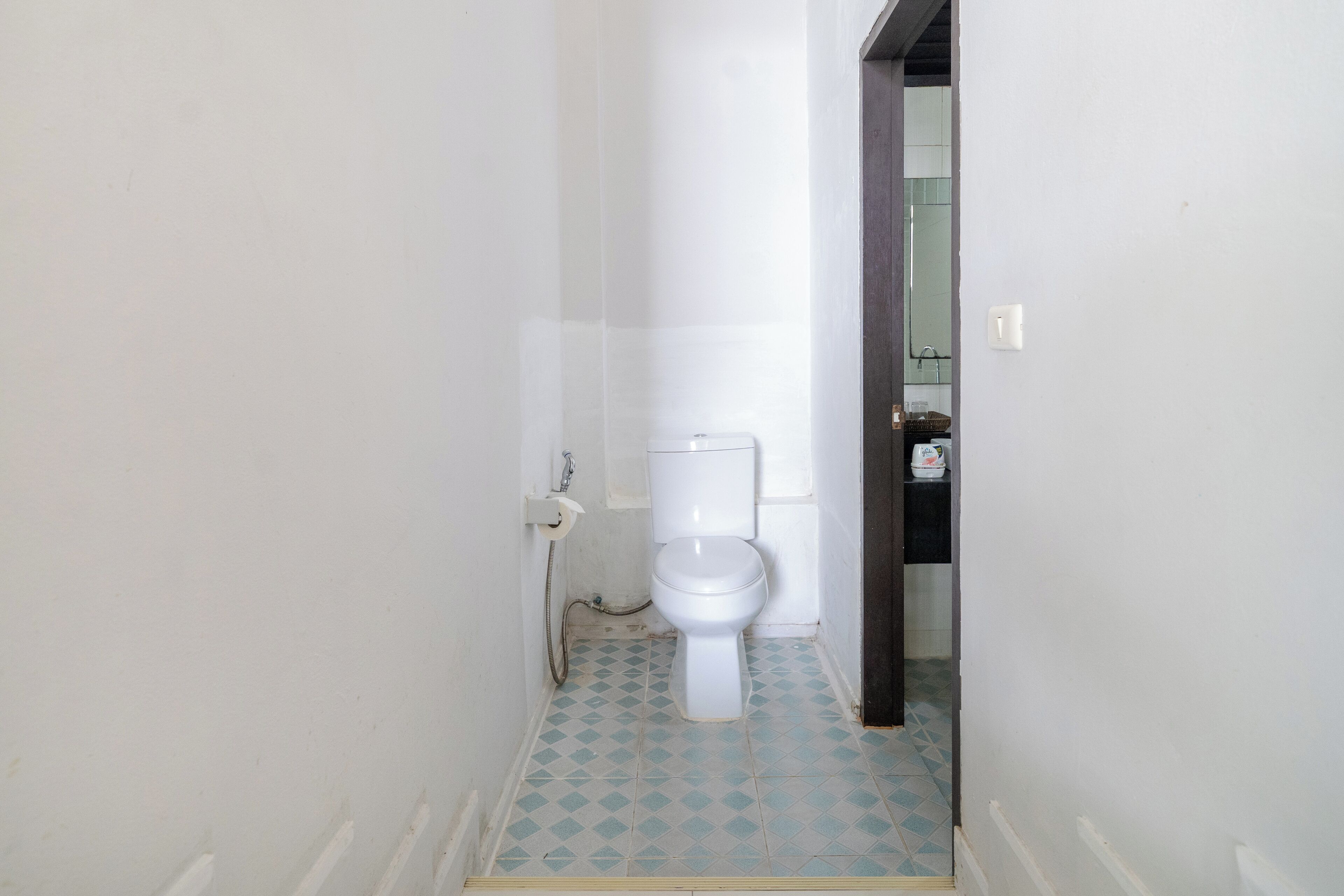 Un baño pequeño y estrecho con inodoro y lavabo.