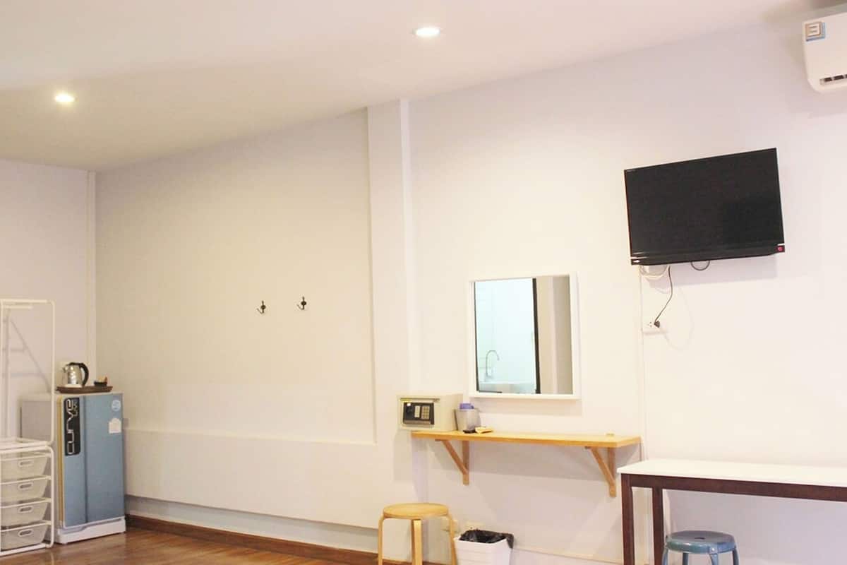 Deluxe Twin Room | Desk, free WiFi