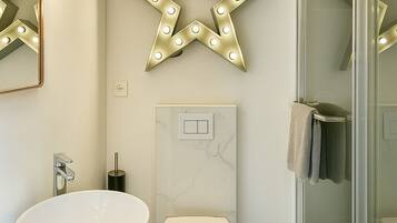 Shower, hair dryer, towels