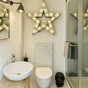 Shower, hair dryer, towels