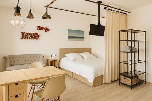 Charmant studio climatisé-rénové avec balcon et vue sur les toits de Nice