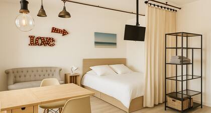 Charmant studio climatisé-rénové avec balcon et vue sur les toits de Nice