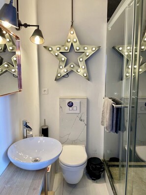 Shower, hair dryer, towels