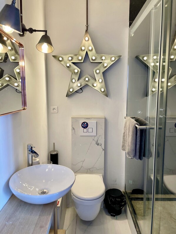 Shower, hair dryer, towels