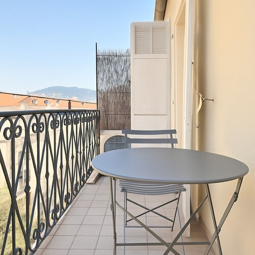 Charmant studio climatisé-rénové avec balcon et vue sur les toits de Nice