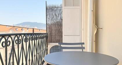 Charmant studio climatisé-rénové avec balcon et vue sur les toits de Nice