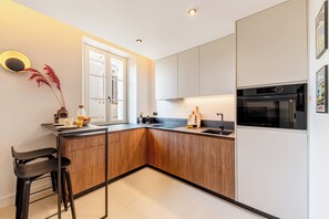 Kühlschrank, Mikrowelle, Ofen, Herdplatte