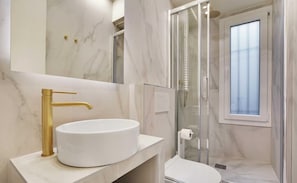 Apartment | Bathroom | Hair dryer, towels, shampoo