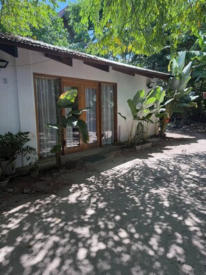 Dormitorio condiviso, 1 camera da letto, patio, vista giardino | Dettaglio esterni