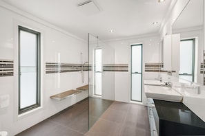 Douche, sĂšche-cheveux, serviettes fournies, papier toilette