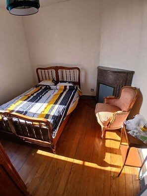 2 bedrooms, iron/ironing board, bed sheets