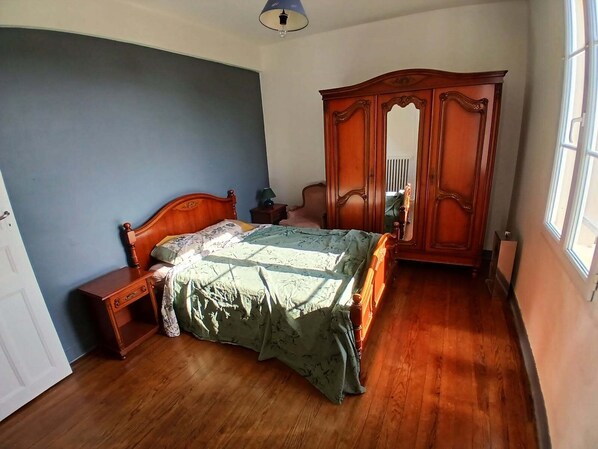 2 bedrooms, iron/ironing board, bed sheets