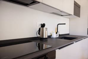 Apartamento Confort, balcón | Cocina privada | Frigorífico, placa de cocina y utensilios de cocina