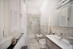 Apartamento Confort, balcón | Baño | Artículos de higiene personal gratuitos, secador de pelo y toallas