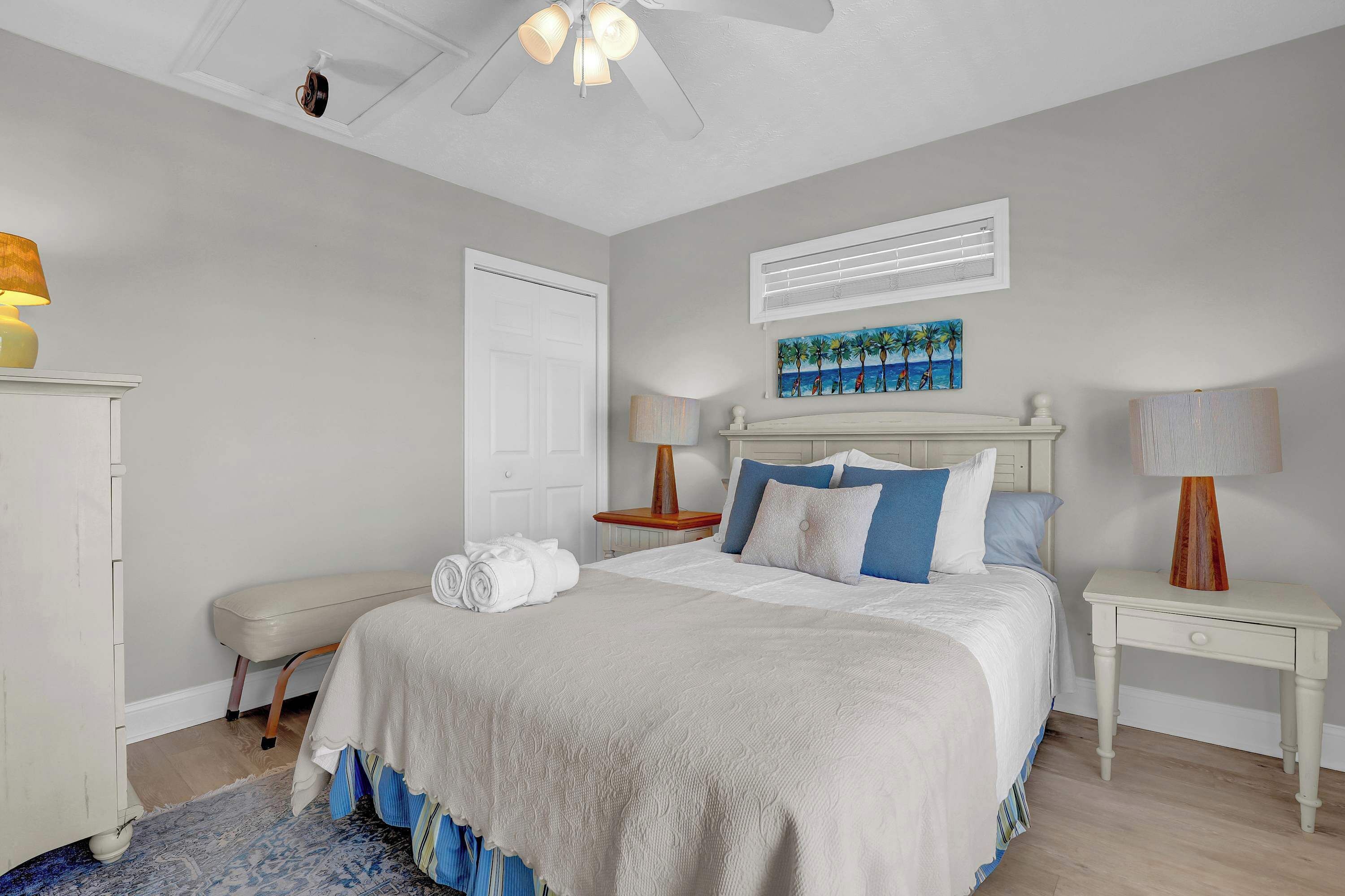 4 slaapkamers, een bureau, een strijkplank/strijkijzer, wifi