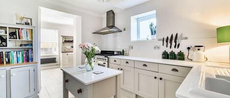 KĂŒhlschrank, Mikrowelle, Ofen, Herdplatte