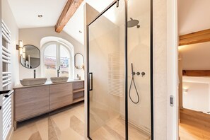 Shower, hair dryer, towels, soap - Elegant duplex 8 pers clim & master suite (Vallauris)