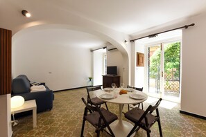 Family Studio (Maisonette) | Dining