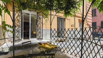 Family Studio, Microwave (Maisonette) | Outdoor dining