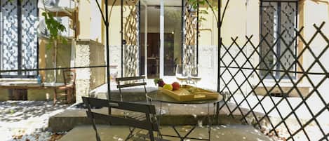 Estúdio família, micro-ondas (Maisonette Apartment with Outdoor) | Opções para refeição ao ar livre