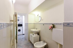 Perhestudio (Maisonette) | Kylpyhuone | Suihku, hiustenkuivaaja, bidee, pyyhkeet