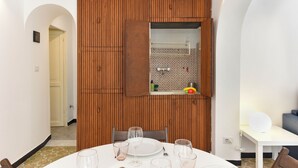 Studio Keluarga, microwave (Maisonette Apartment with Outdoor) | Tempat makan