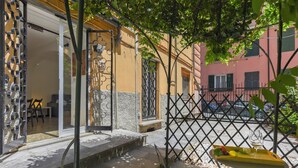 Studio Keluarga, microwave (Maisonette Apartment with Outdoor) | Teras/patio