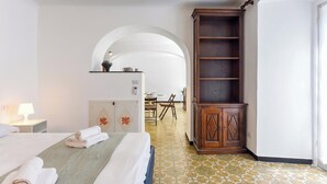 Studio Keluarga, microwave (Maisonette Apartment with Outdoor)