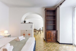Studio Familial, four à micro-ondes (Maisonette Apartment with Outdoor)