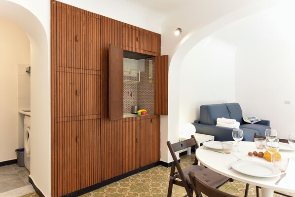 Family Studio (Maisonette) | Dining