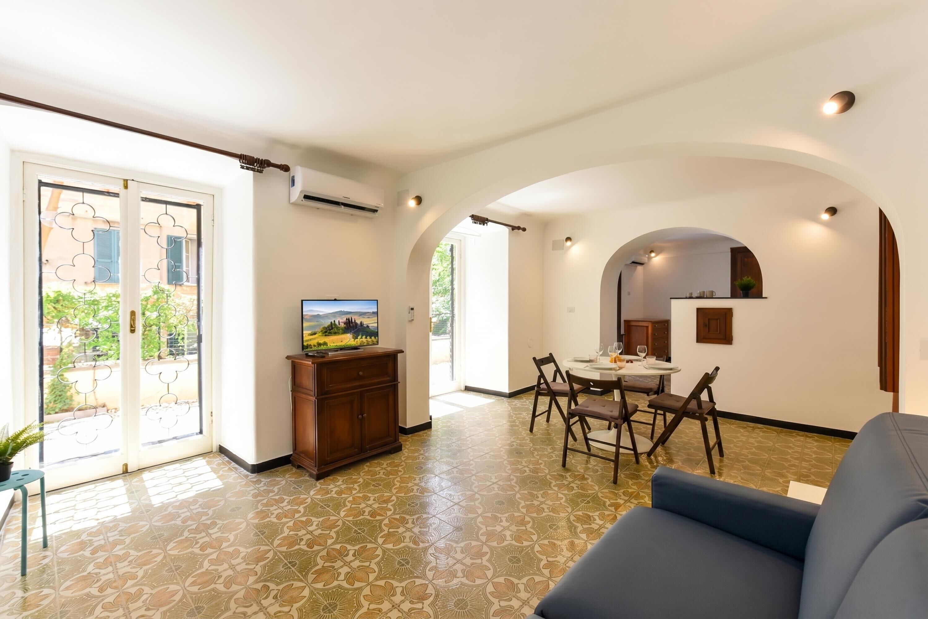 Family Studio, Microwave (Maisonette) | Living area