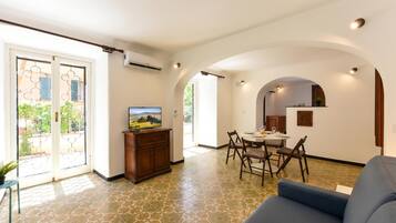 Family Studio, Microwave (Maisonette) | Living area