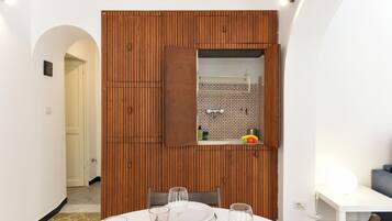 Family Studio, Microwave (Maisonette) | Dining