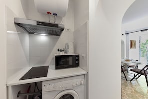 Studio Familial, four à micro-ondes (Maisonette Apartment with Outdoor) | Cuisine privée