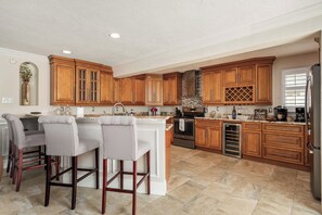 冷蔵庫、電子レンジ、オーブン、コンロ