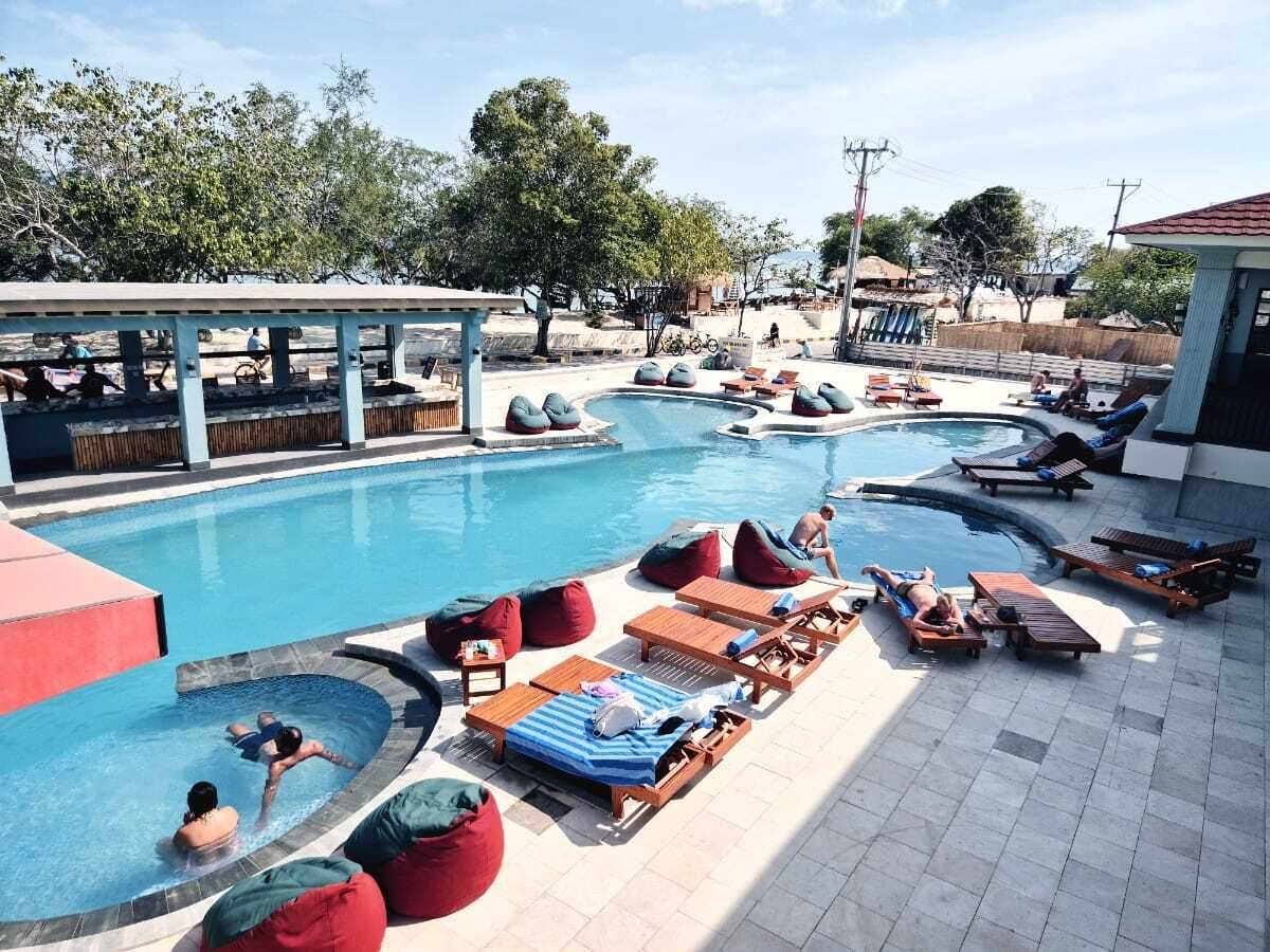 Una piscina al aire libre